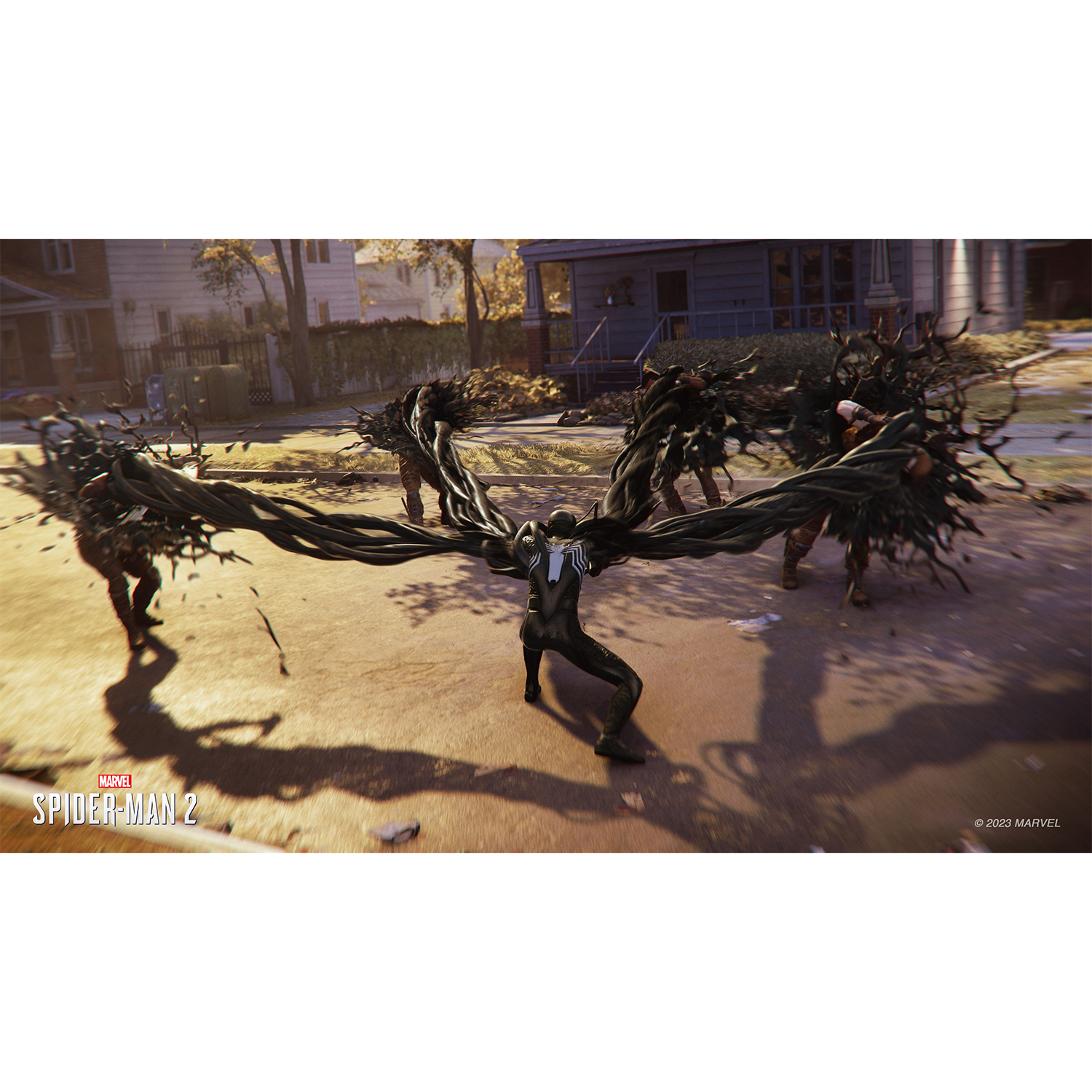 Venom in un abito nero che combatte altre creature. Lo sfondo mostra una strada e degli edifici.