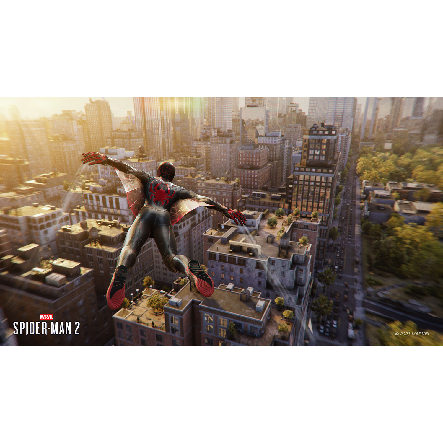 Spider-Man vola sopra una città al tramonto, con logo del gioco in basso a sinistra.