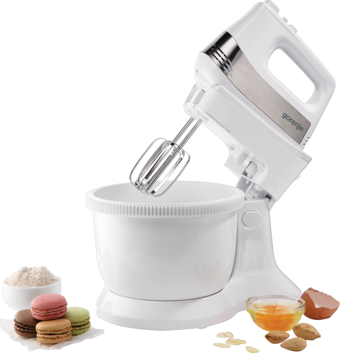 Fehér kézi mixer tálban, tojással, liszttel és macaronokkal.