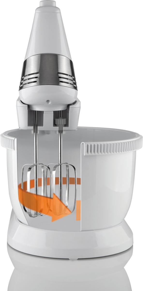 Fehér kézi mixer tálal, nyilak mutatják a keverési műveletet, és a mixer belső részeit.