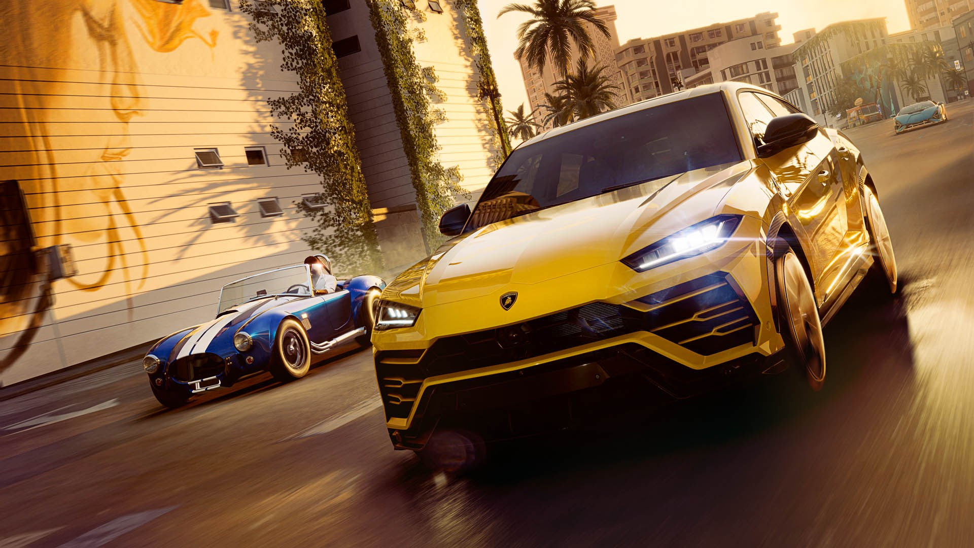 Lamborghini giallo e auto classica blu corrono in una strada cittadina.