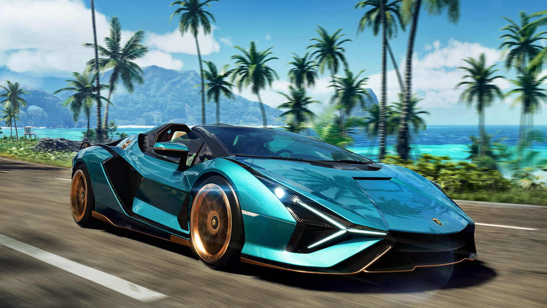 Auto sportiva turchese su una strada. Palme e cielo blu visibili sullo sfondo.