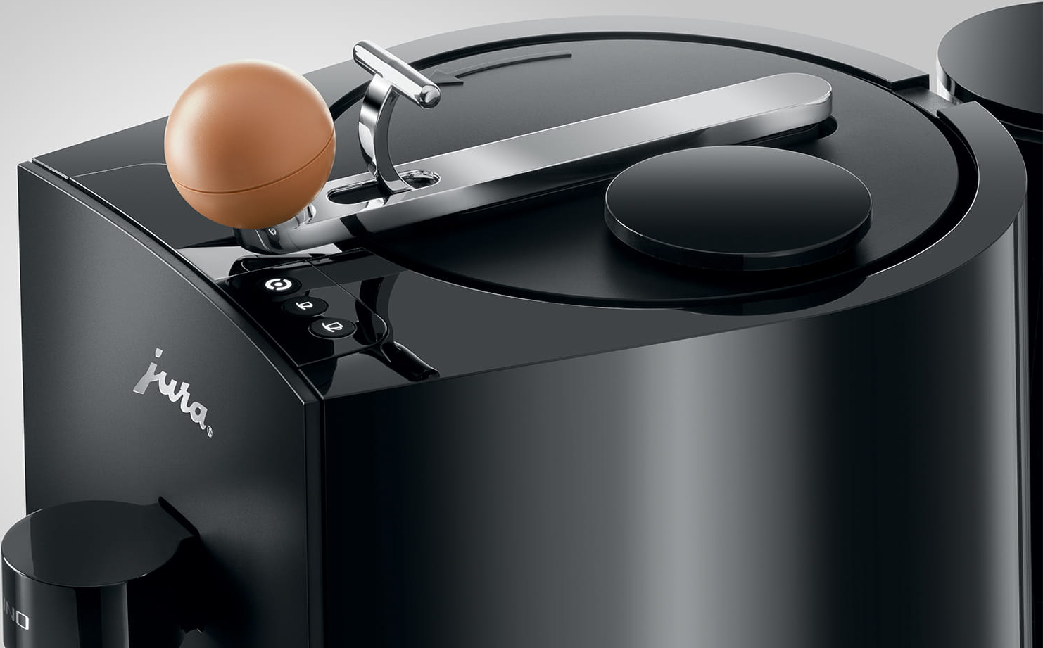 Schwarze Jura-Kaffeemaschine mit braunem Griff und schwarzen Knöpfen.