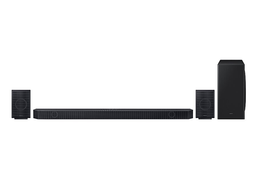 Czarny soundbar z głośnikami na białym tle.