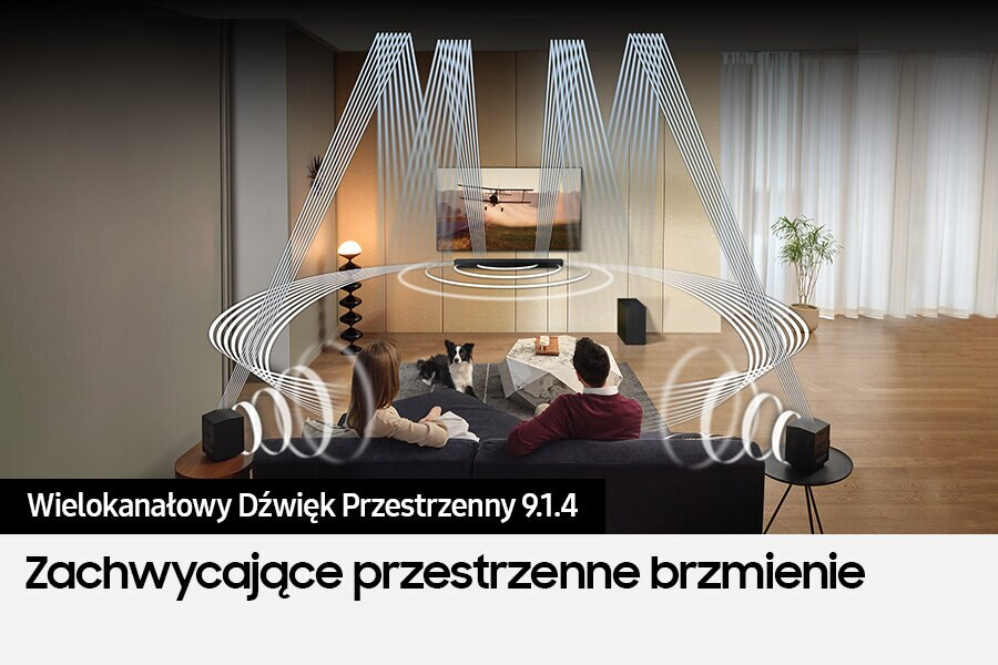 Salon z telewizorem, głośnikami i parą na sofie cieszącą się dźwiękiem.