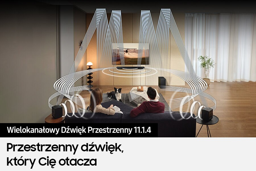 Salon z systemem dźwiękowym, para na kanapie, TV w tle, fale dźwiękowe.