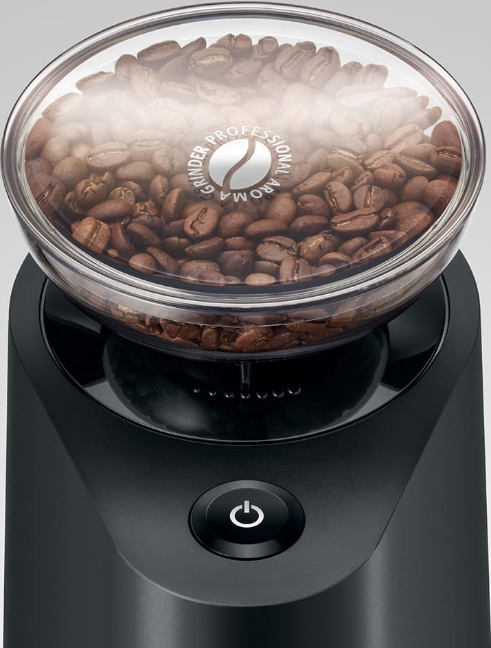 Chicchi di caffè all'interno di un contenitore trasparente di un macinacaffè, con base nera.