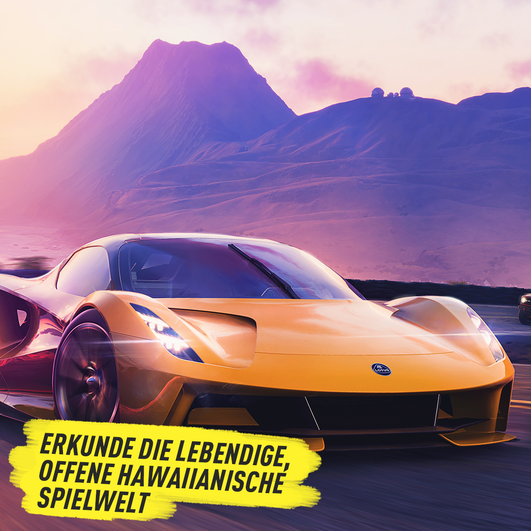 Gelber Sportwagen, der auf einer Straße fährt, Berg im Hintergrund.