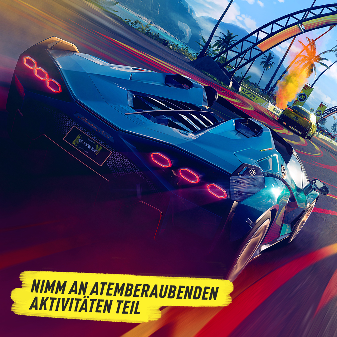 Dynamisches Bild eines blauen Sportwagens, der auf einer Rennstrecke mit üppiger Landschaft fährt; Text: Atemberaubende Aktivitäten.