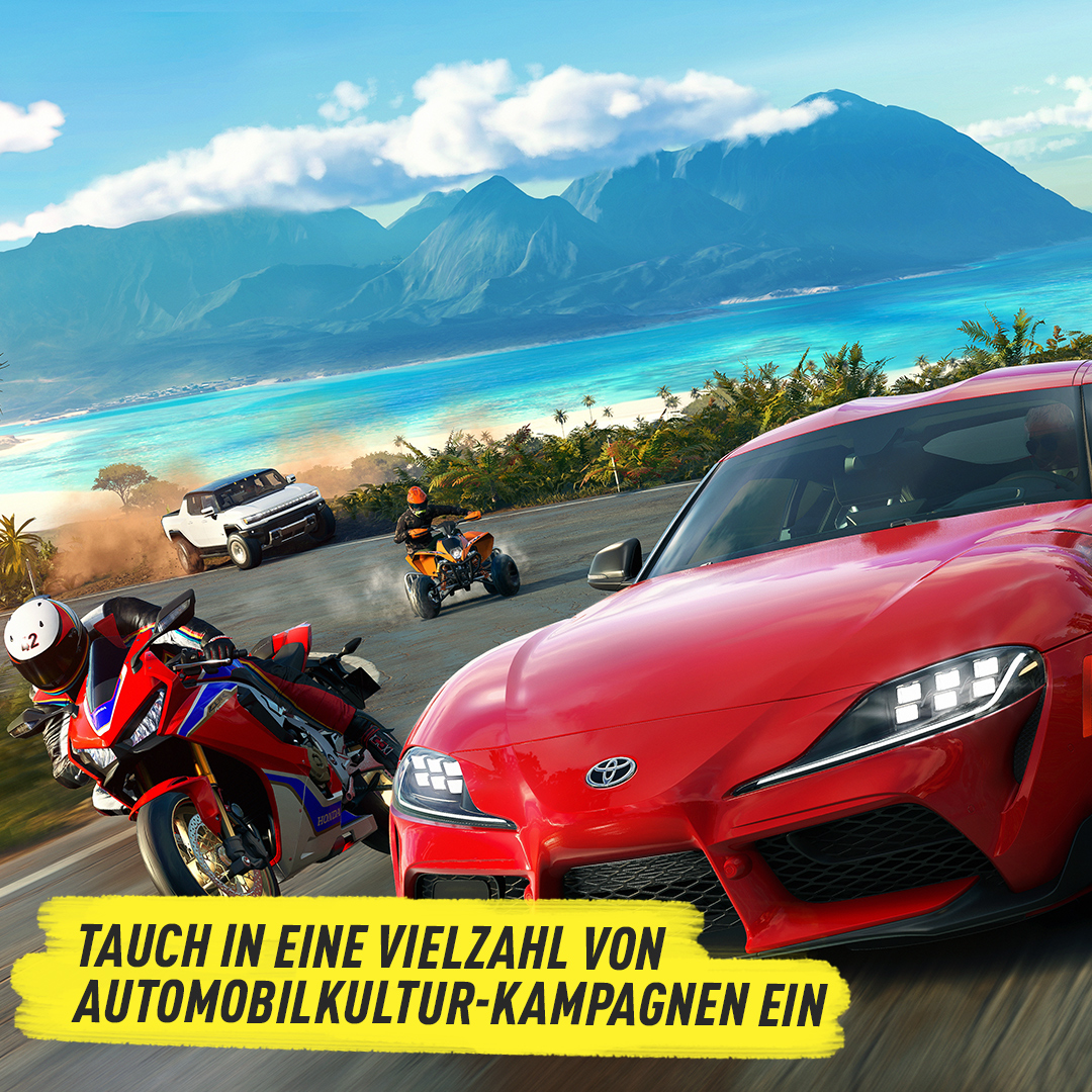 Actionaufnahme eines roten Autos und Motorrads. Text: 'TAUCH IN EINE VIELZAHL...'