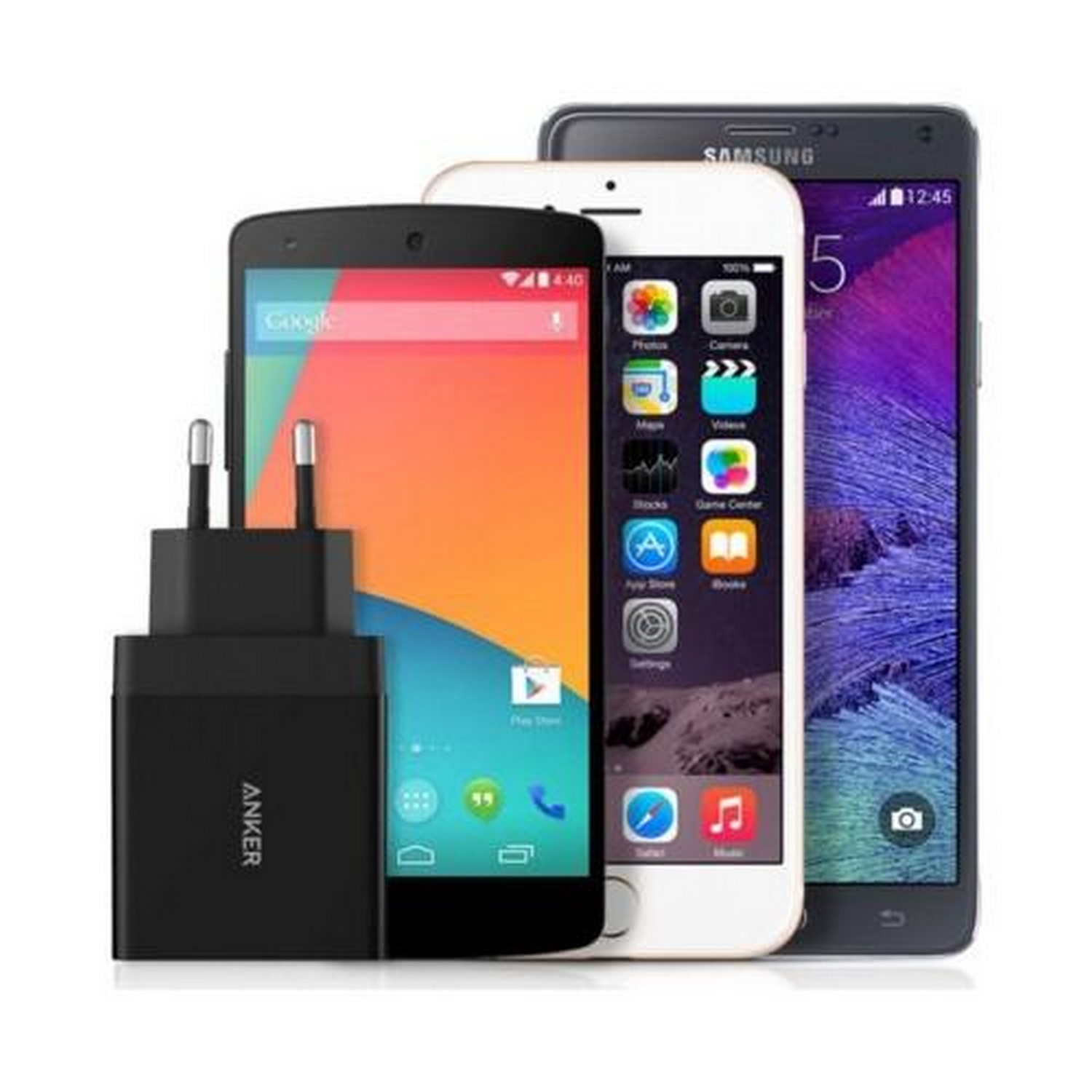 Drie smartphones en een zwarte Anker-oplader met pinnen, op een wit oppervlak.