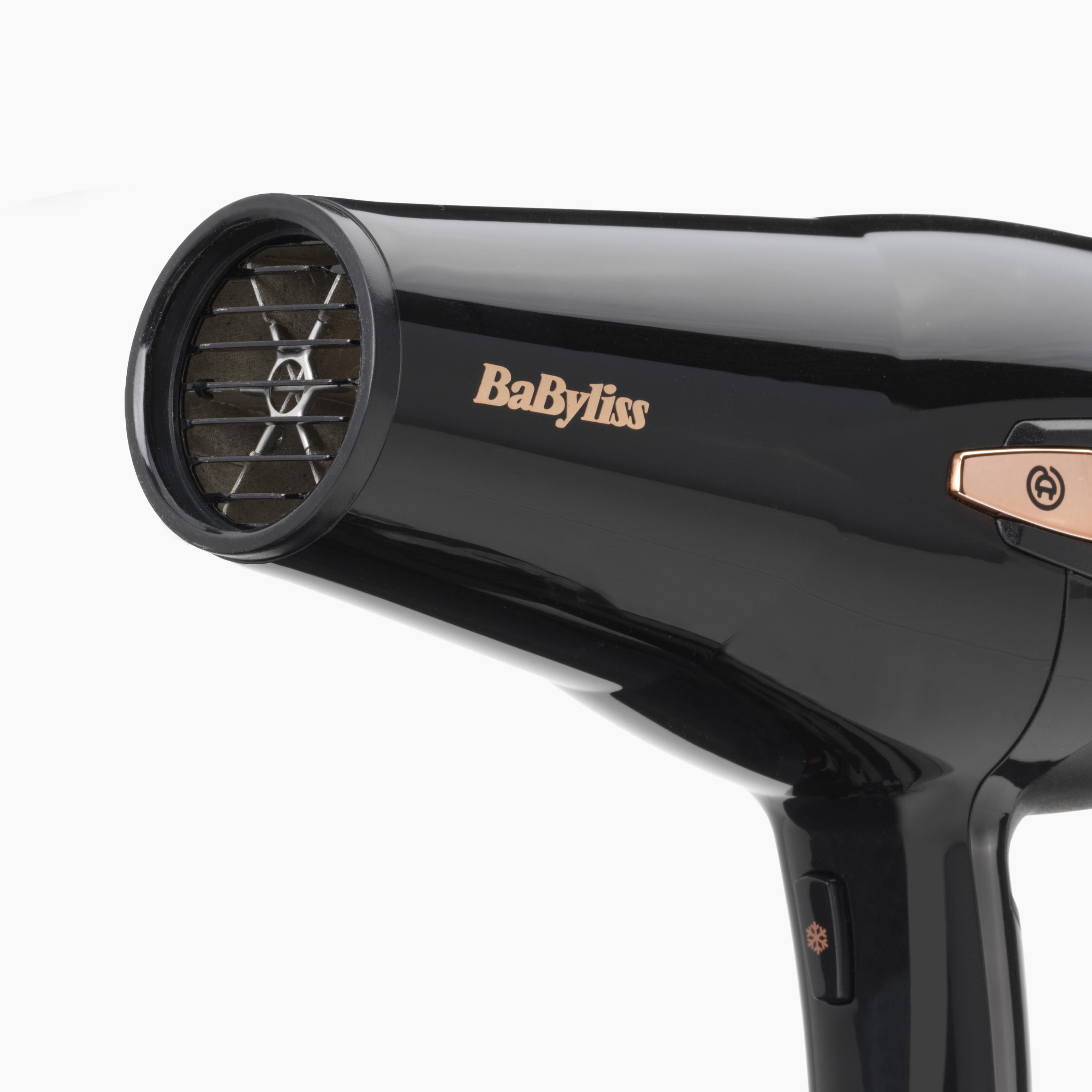 Nahaufnahme eines schwarzen Babyliss-Haartrockners mit goldenen Akzenten.