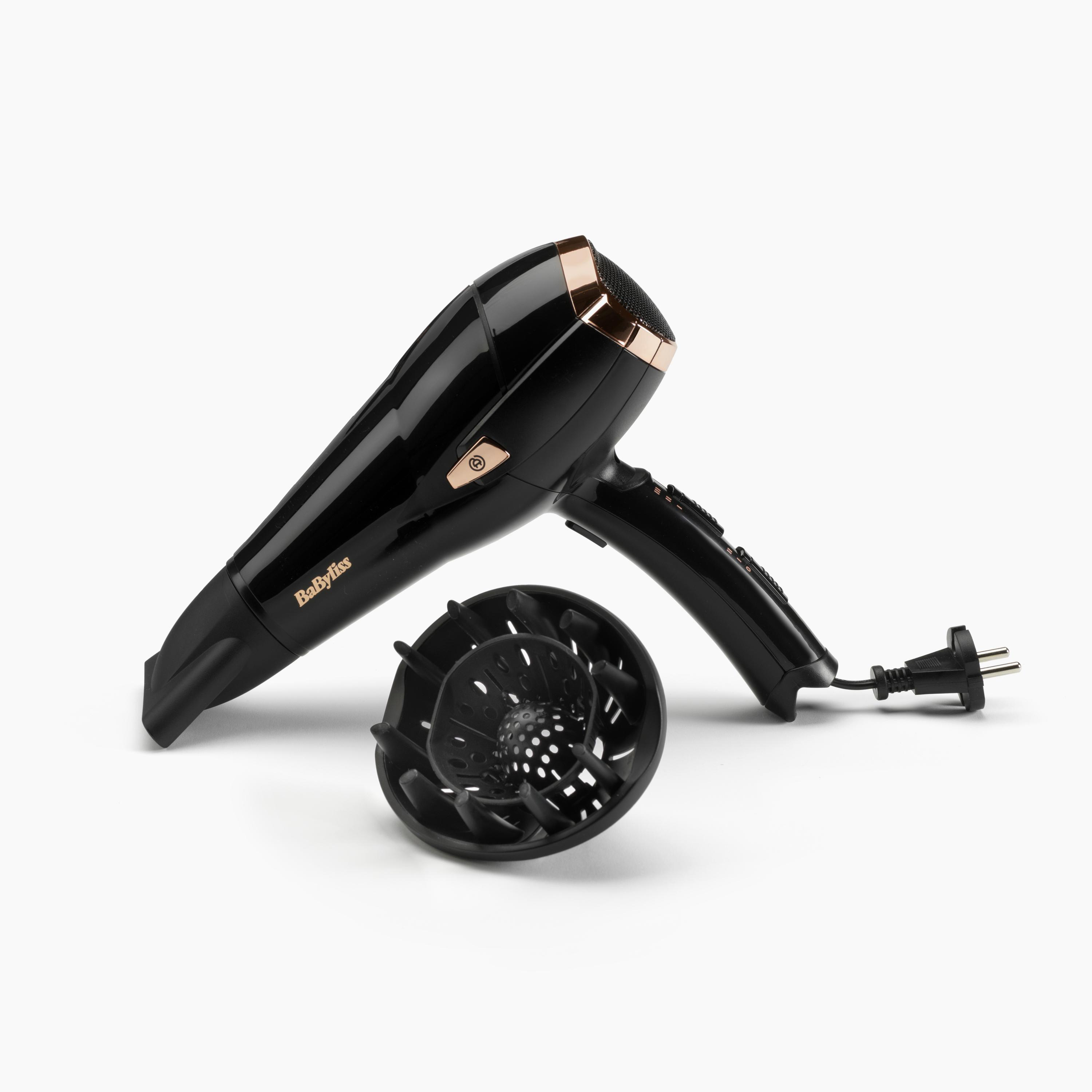 Schwarzer BaByliss Haartrockner mit Diffusor, goldenen Akzenten und weißem Hintergrund.
