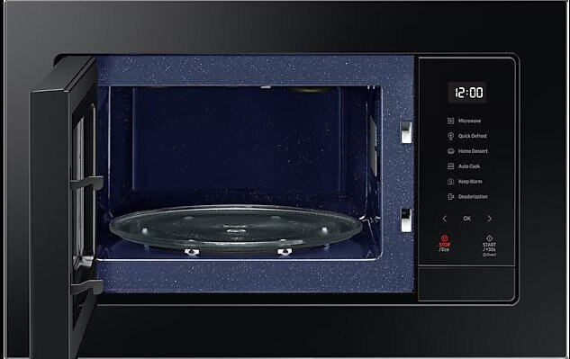 Czarna kuchenka mikrofalowa z otwartymi drzwiami, szklanym talerzem i wyświetlaczem cyfrowym.