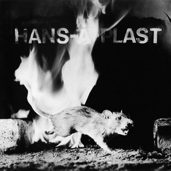 Eine Ratte rennt vor Flammen. Text „HANS A PLAST“ über den Flammen in weißen Blockbuchstaben.