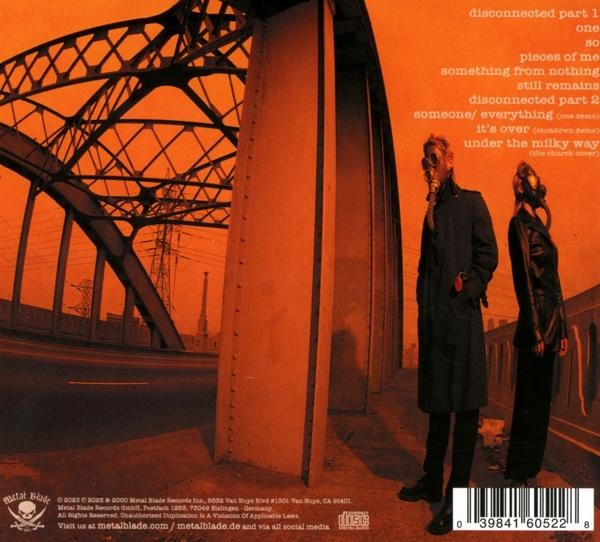 Albumcover mit zwei Personen mit Gasmasken auf einer Brücke. Oranger Himmel im Hintergrund.