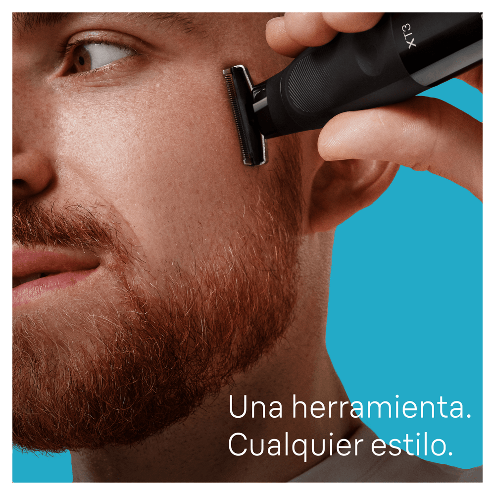 Hombre se afeita la barba con recortadora negra. Fondo azul. Texto: Una herramienta. Cualquier estilo.
