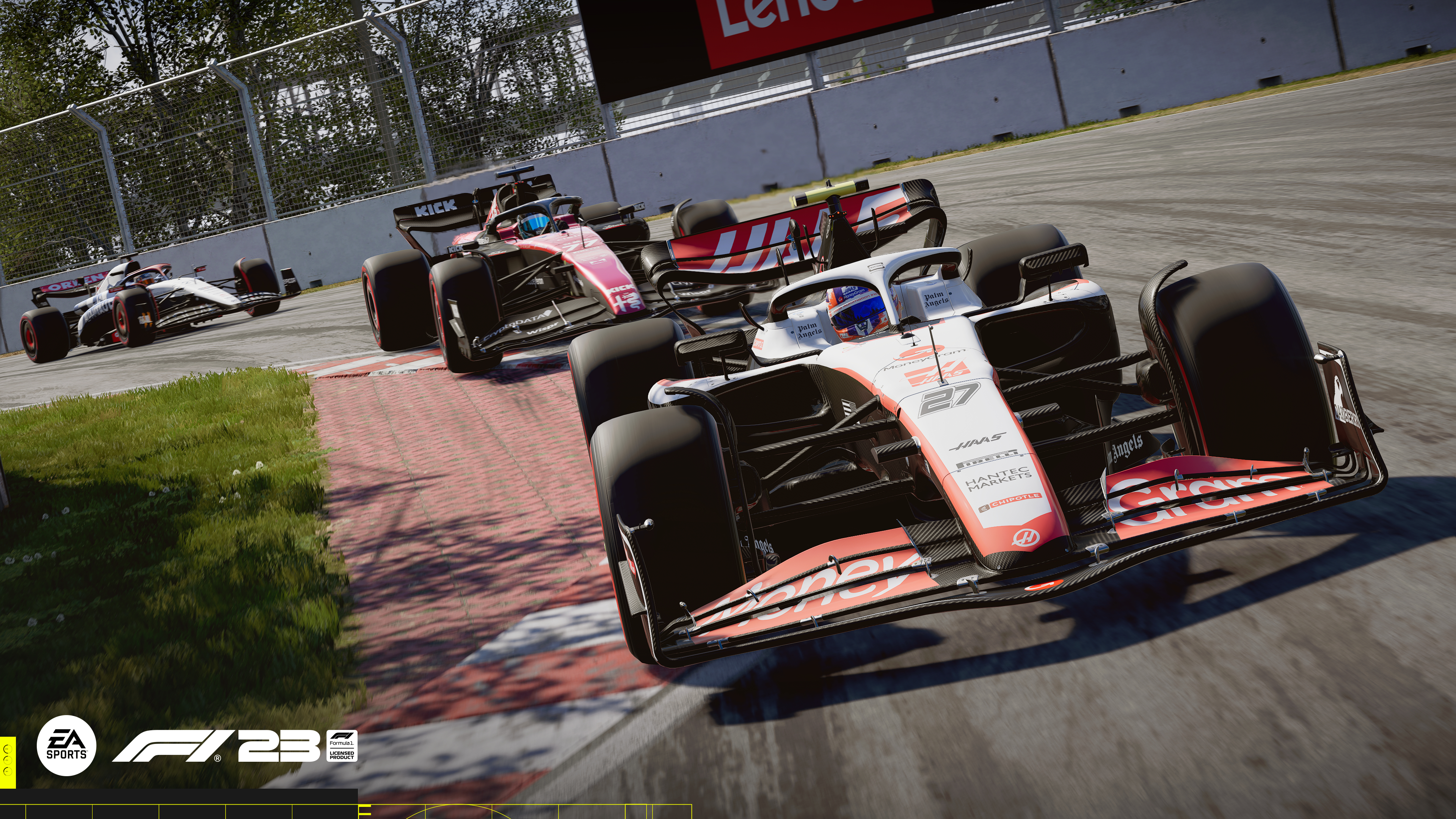 Formel-1-Rennen mit drei Autos auf der Rennstrecke an einem sonnigen Tag.