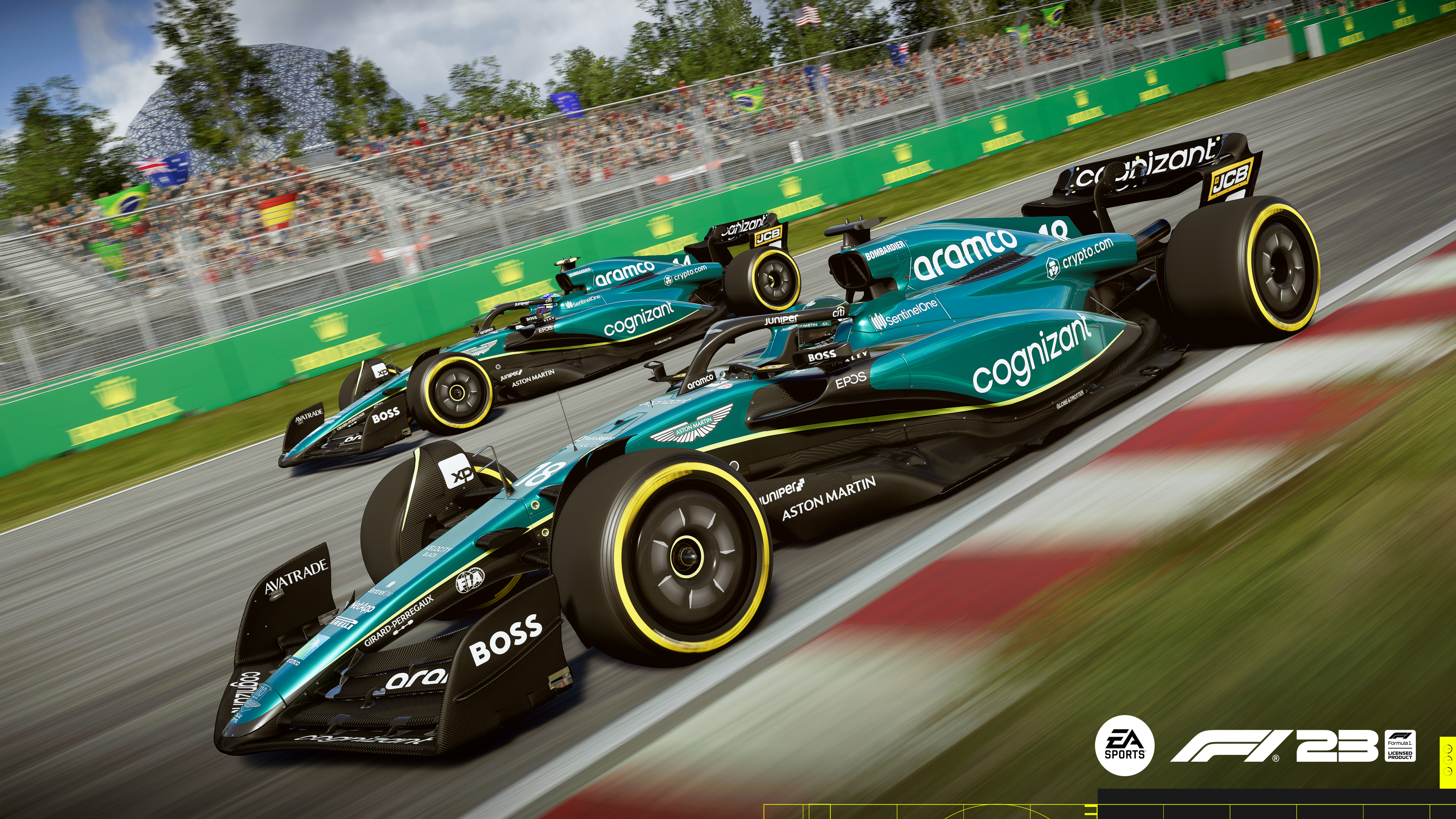 Zwei Formel-1-Rennwagen, türkis und schwarz, rasen auf einer Rennstrecke mit grünem Gras und Tribünen.