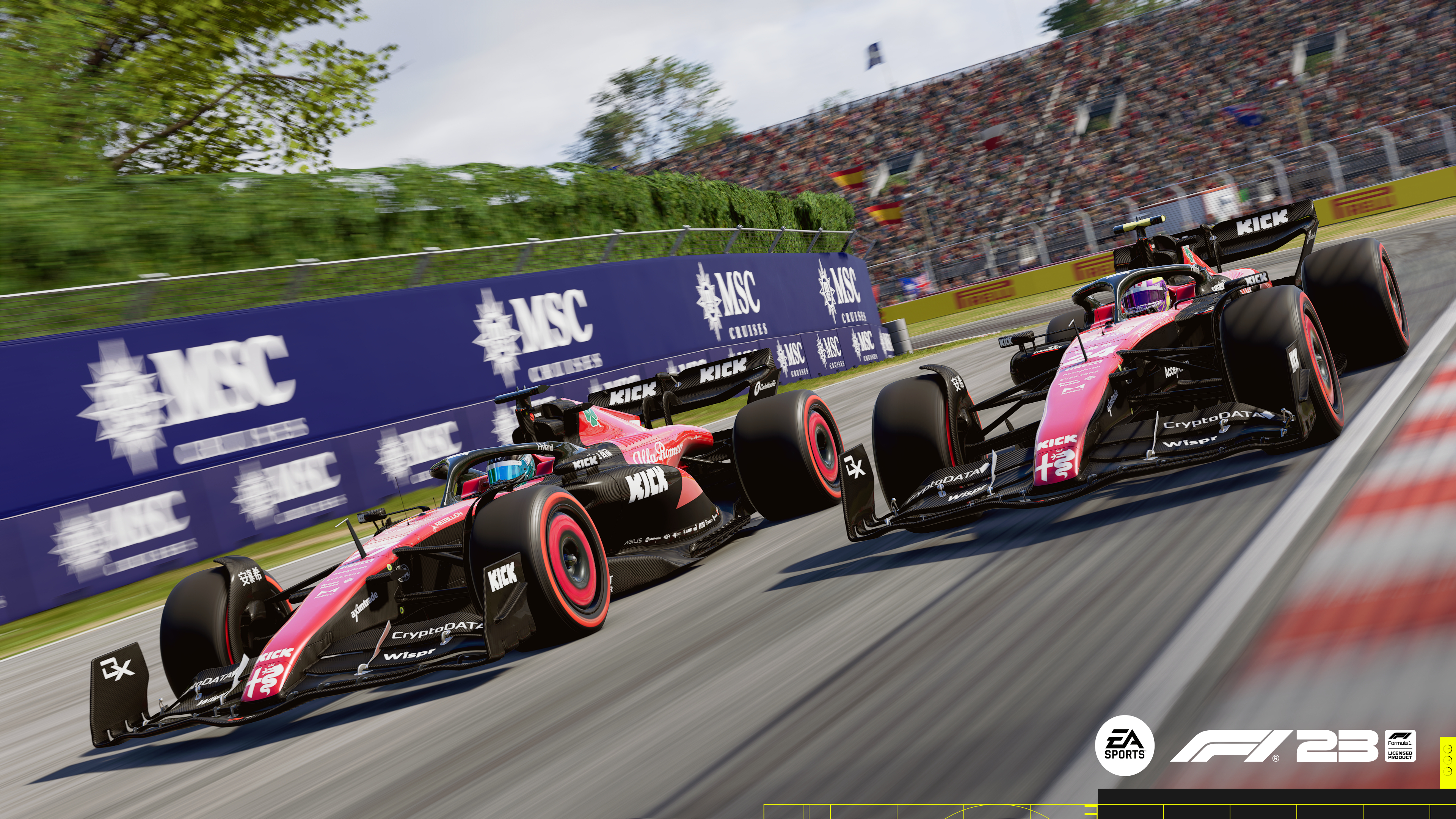 Zwei Formel-1-Autos rasen auf einer Rennstrecke, umgeben von Zuschauern.