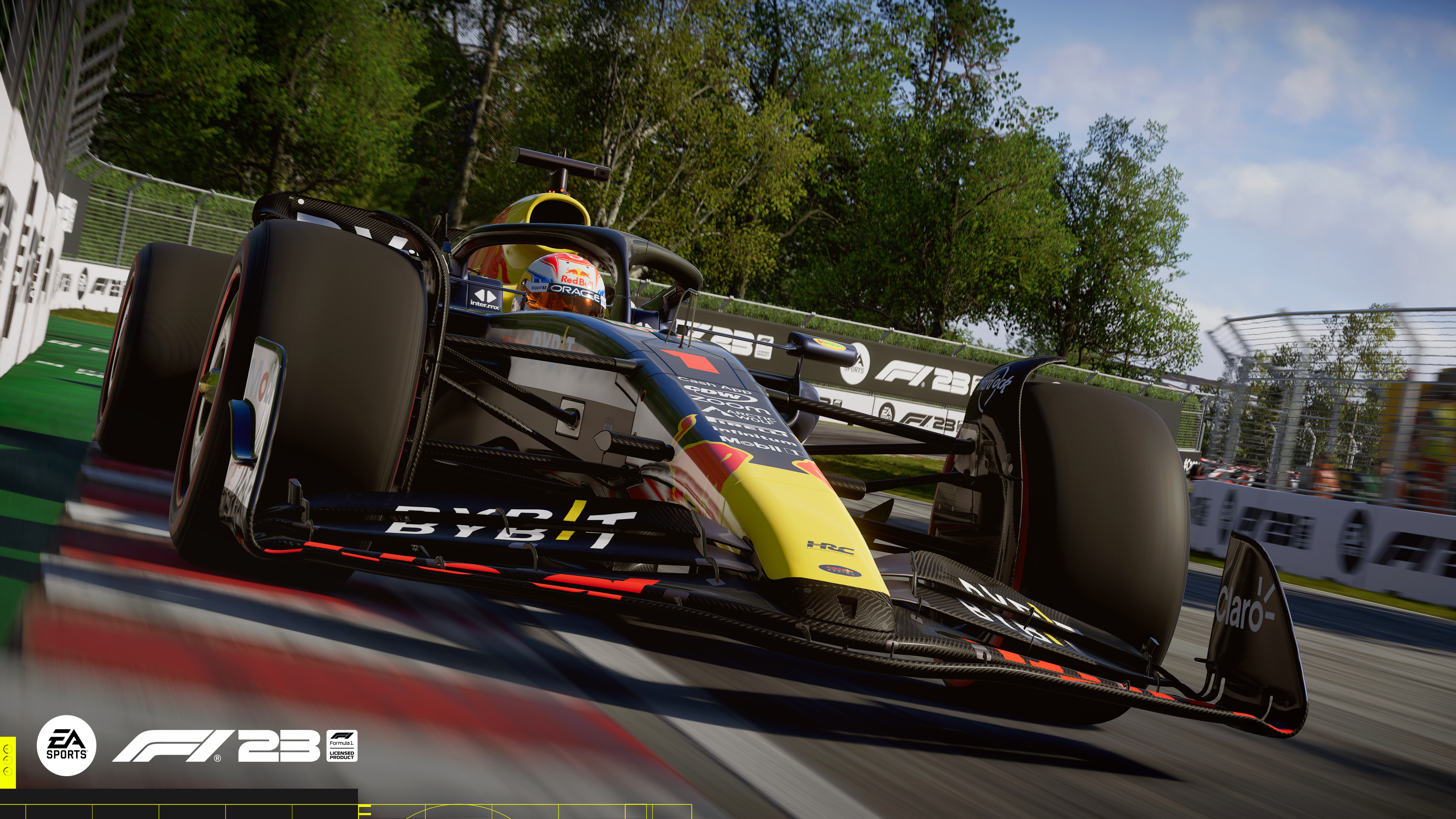 F1-Rennwagen auf einer Rennstrecke, abgewinkelt. Red Bull-Auto mit Logos und Fahrer im Cockpit.
