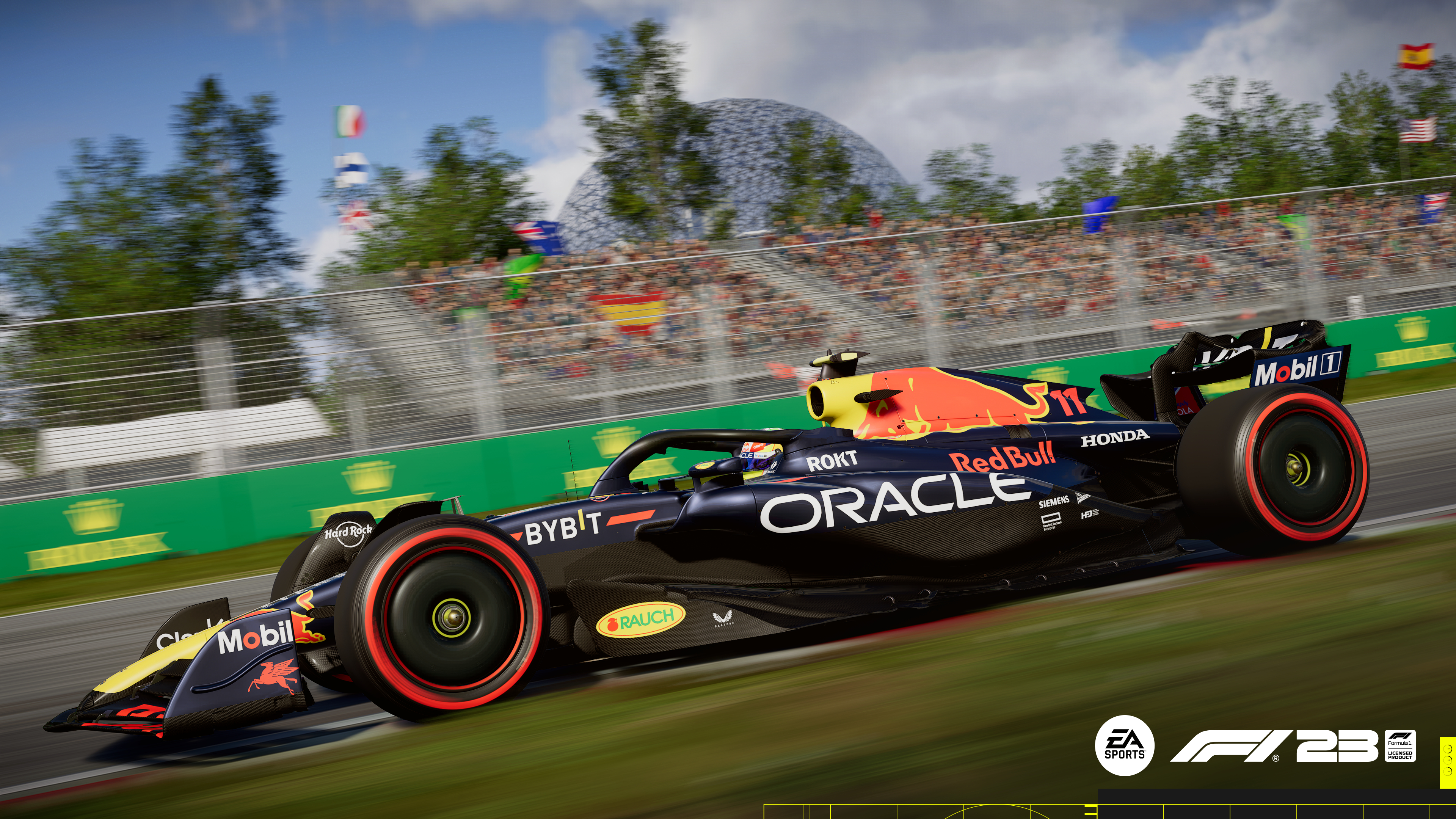 Ein Formel-1-Rennwagen rast über die Strecke, Logos von Sponsoren und das EA Sports-Logo sind sichtbar.