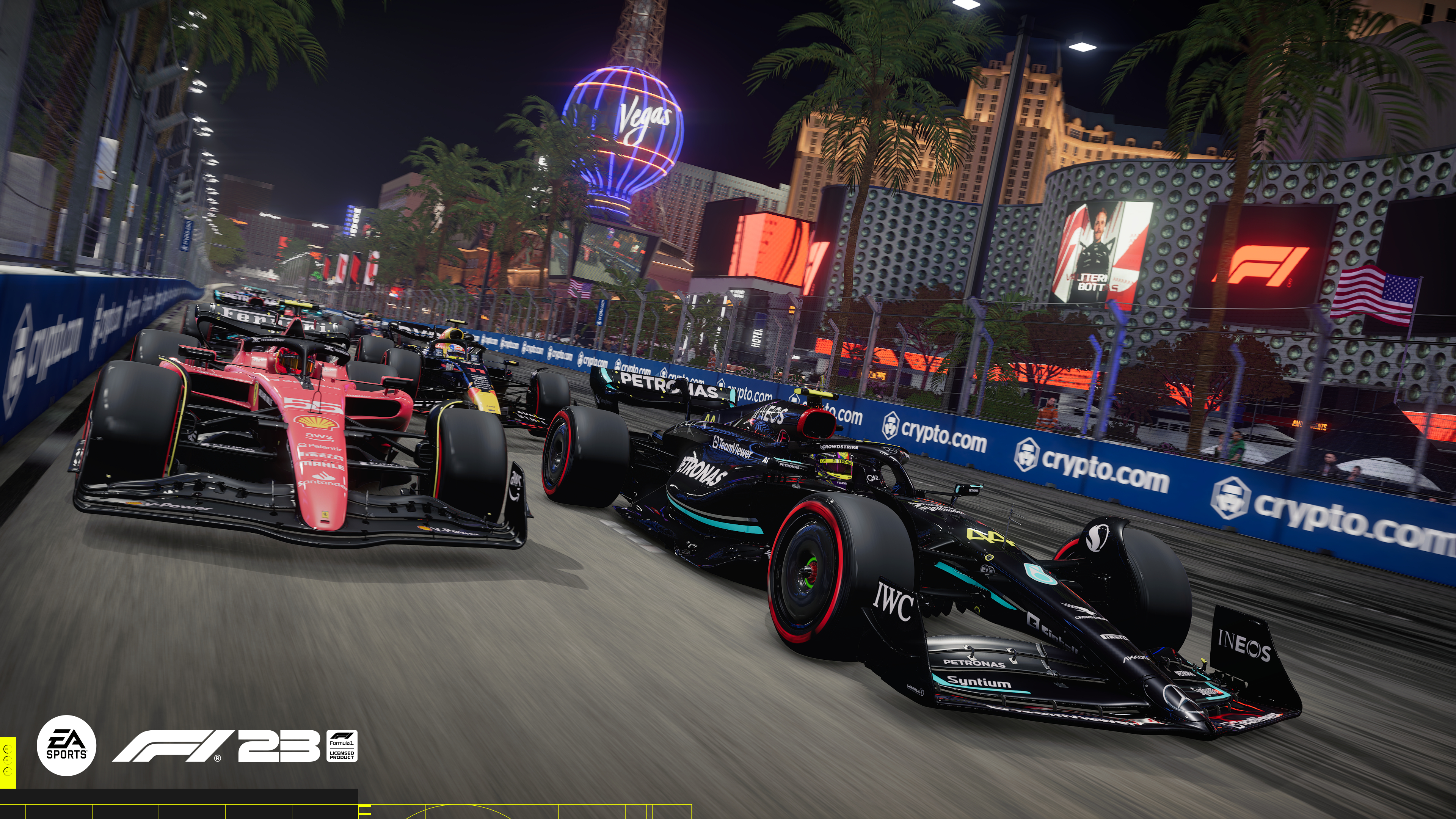 Formel-1-Rennwagen rasen nachts auf einer Straße in Las Vegas, mit Lichtern im Hintergrund.