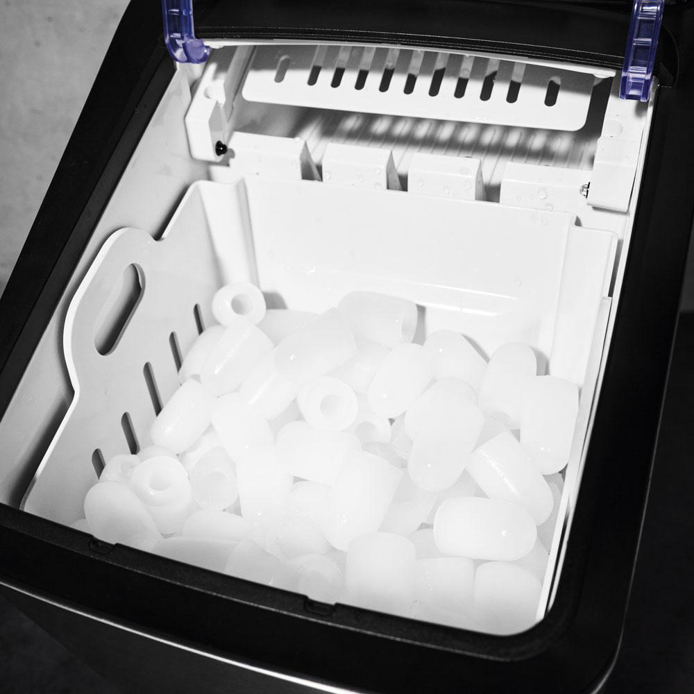 Inneres eines Eisbereiters mit Eis gefüllt und weißem Eisbehälter.