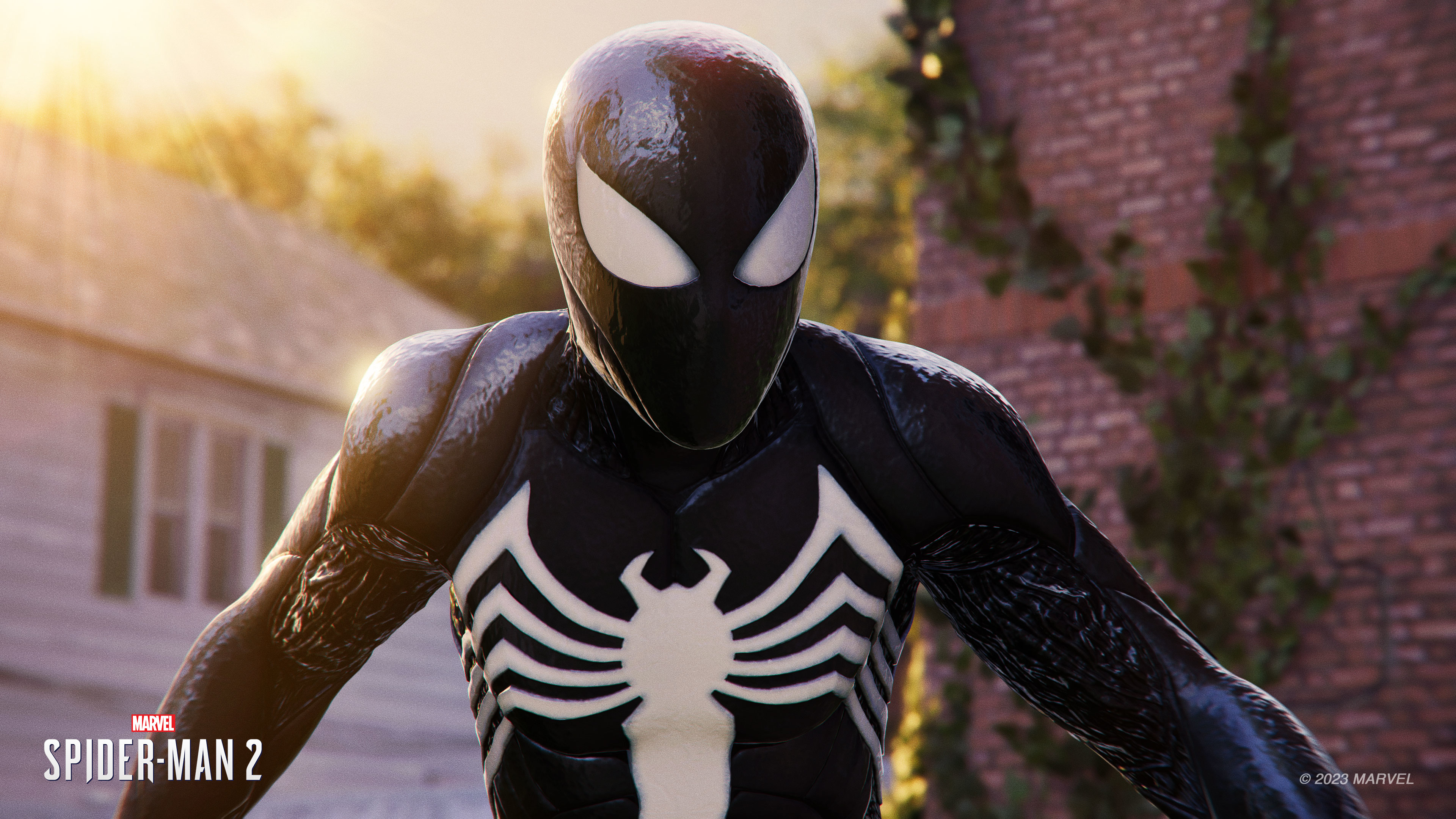 Spider-Man in un costume nero con un emblema di ragno bianco sul petto, in piedi all'aperto.