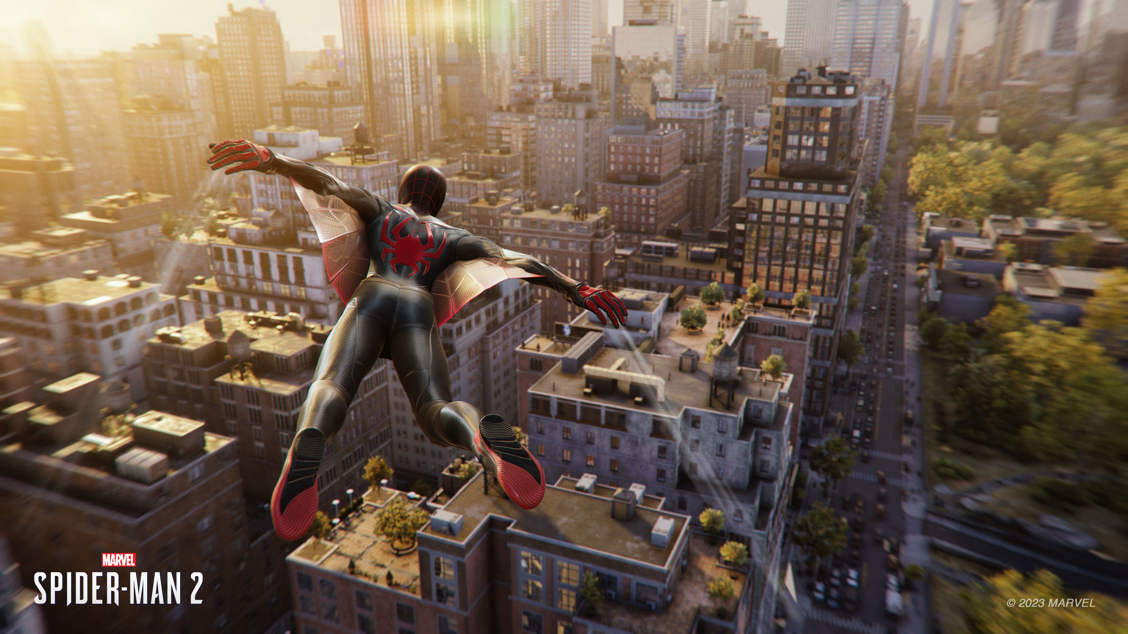 Spider-Man vola sopra una città, con le braccia tese. Edifici e cielo sono visibili sullo sfondo.