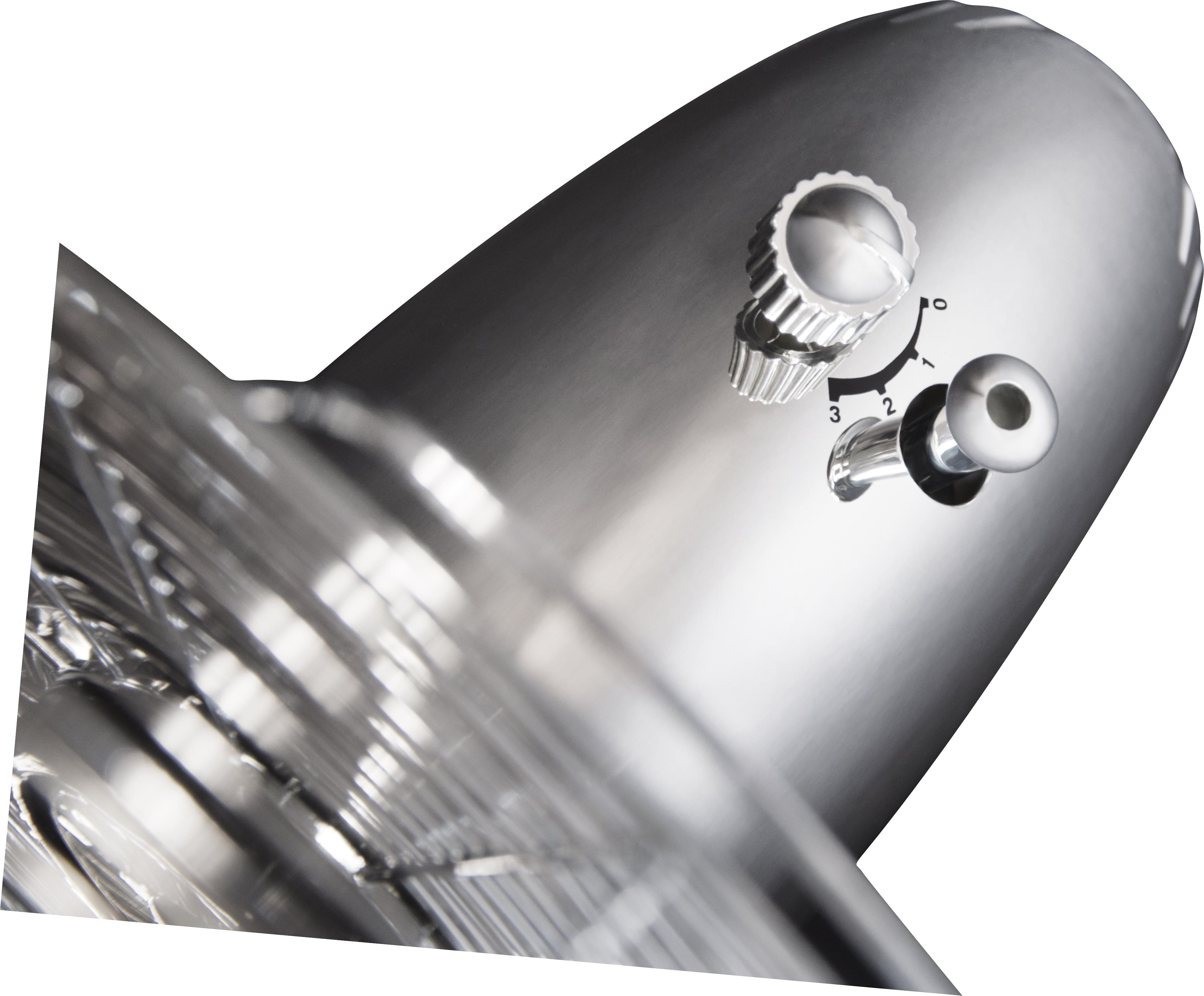 Nahaufnahme eines Metallgeräts mit Drehregler und silbernem Knopf. Das Zifferblatt hat Zahlen und Pfeile.