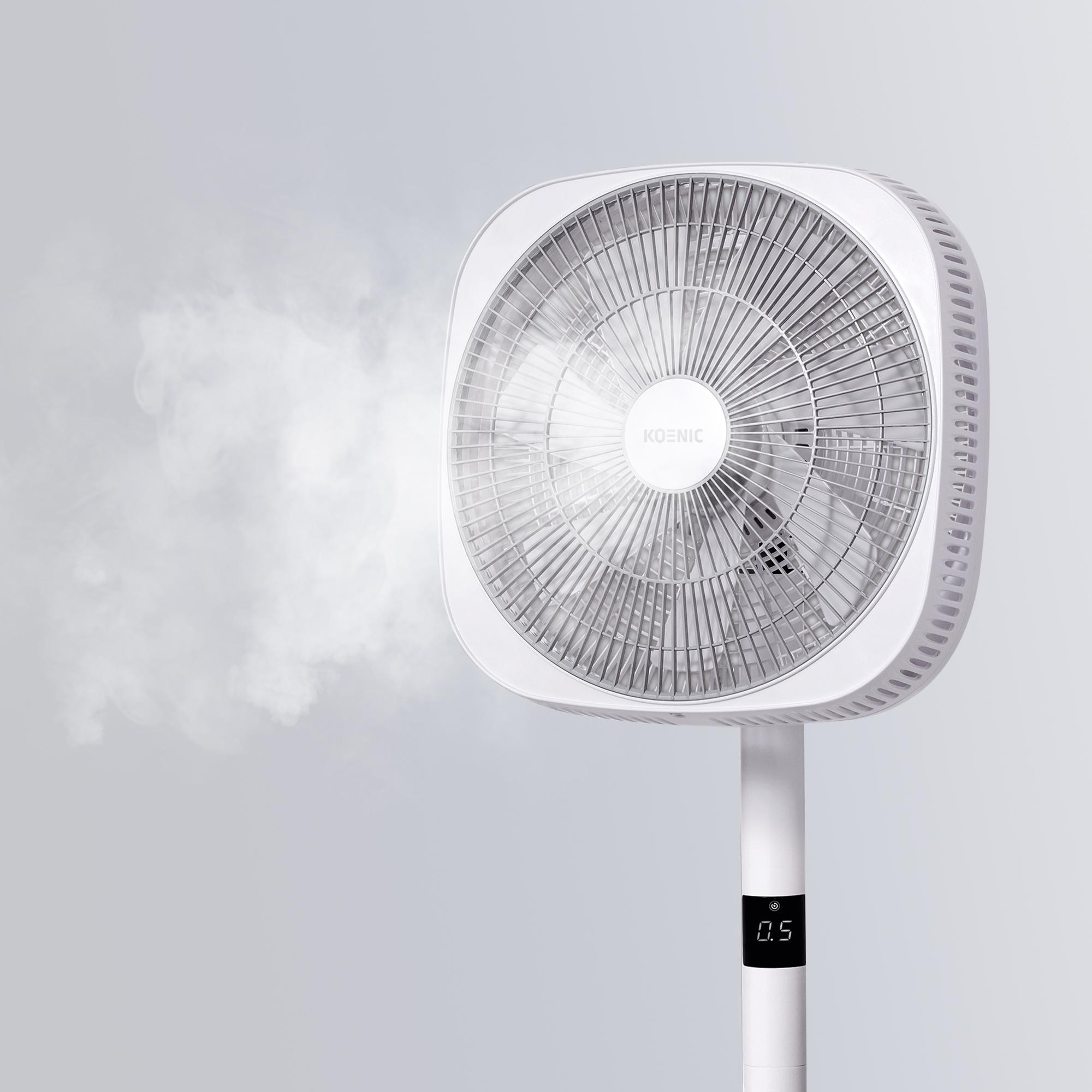 Weißer Standventilator mit Digitalanzeige, der Dampf abgibt. Marke Koenic.
