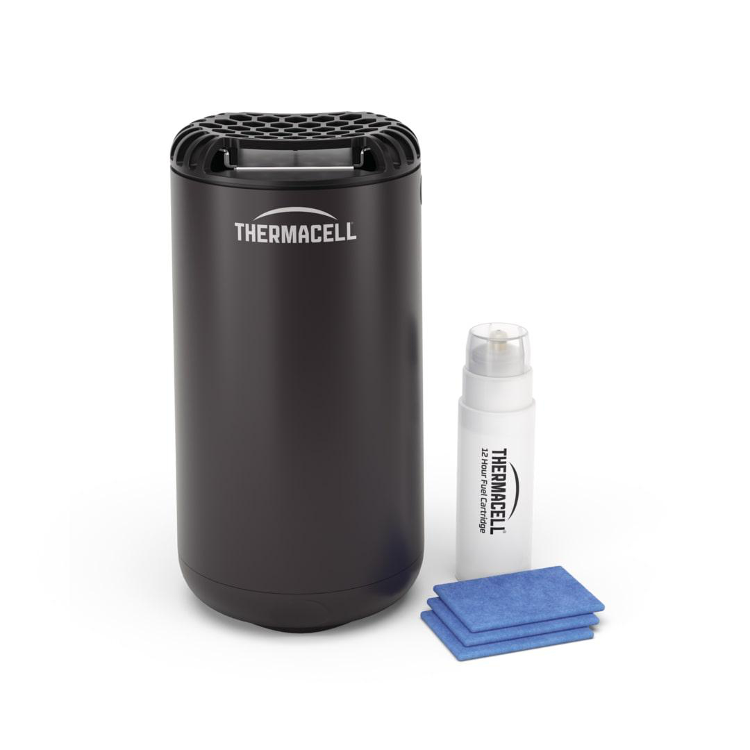 Schwarzes zylindrisches Gerät mit weißer Flasche und blauen Tüchern, Marke Thermacell.