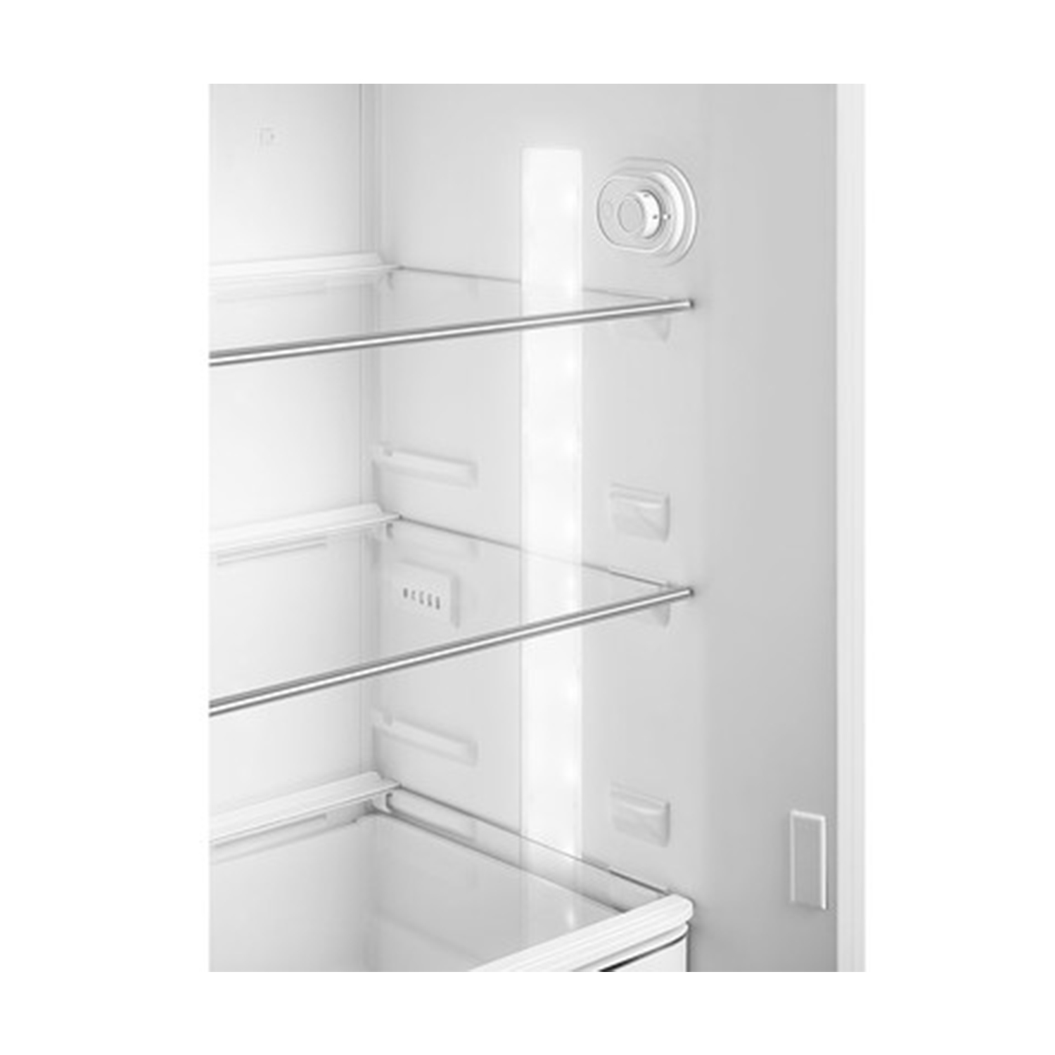 Interno frigorifero bianco con ripiani in vetro e illuminazione a LED. Contiene un controllo della temperatura.