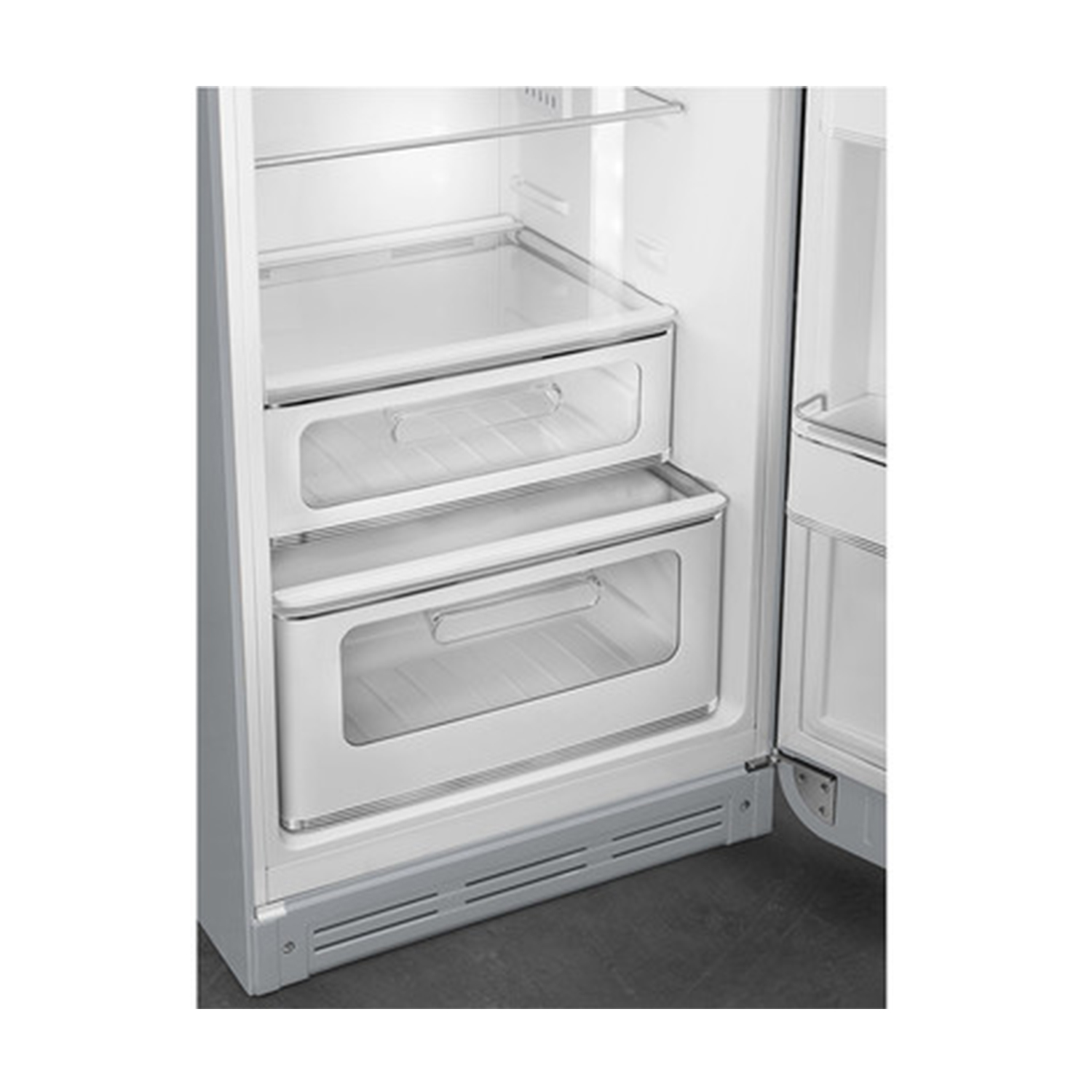 Interno del frigorifero bianco aperto, che mostra cassetti e ripiani per conservare il cibo.