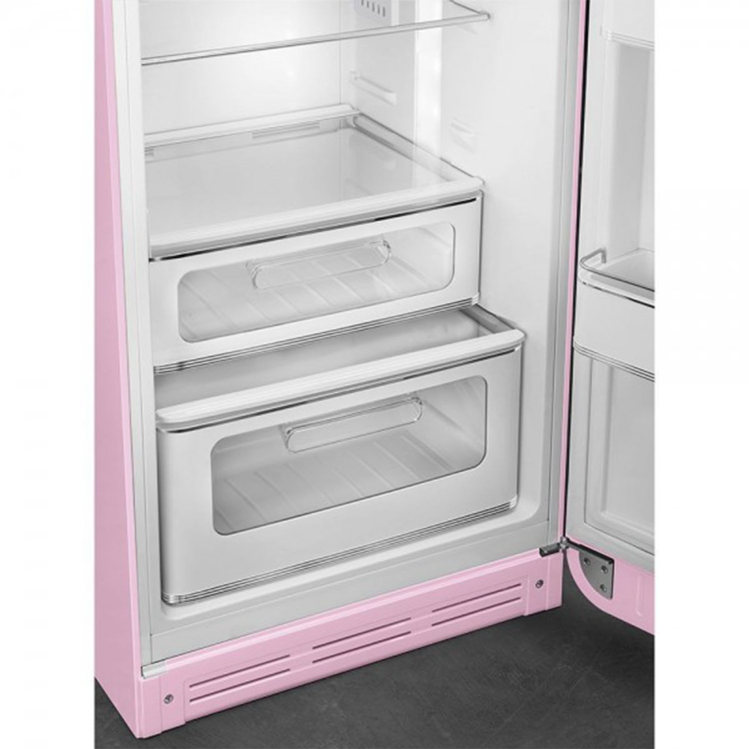 Un frigorifero rosa con la porta aperta. Due cassetti trasparenti sono visibili all'interno del frigorifero.