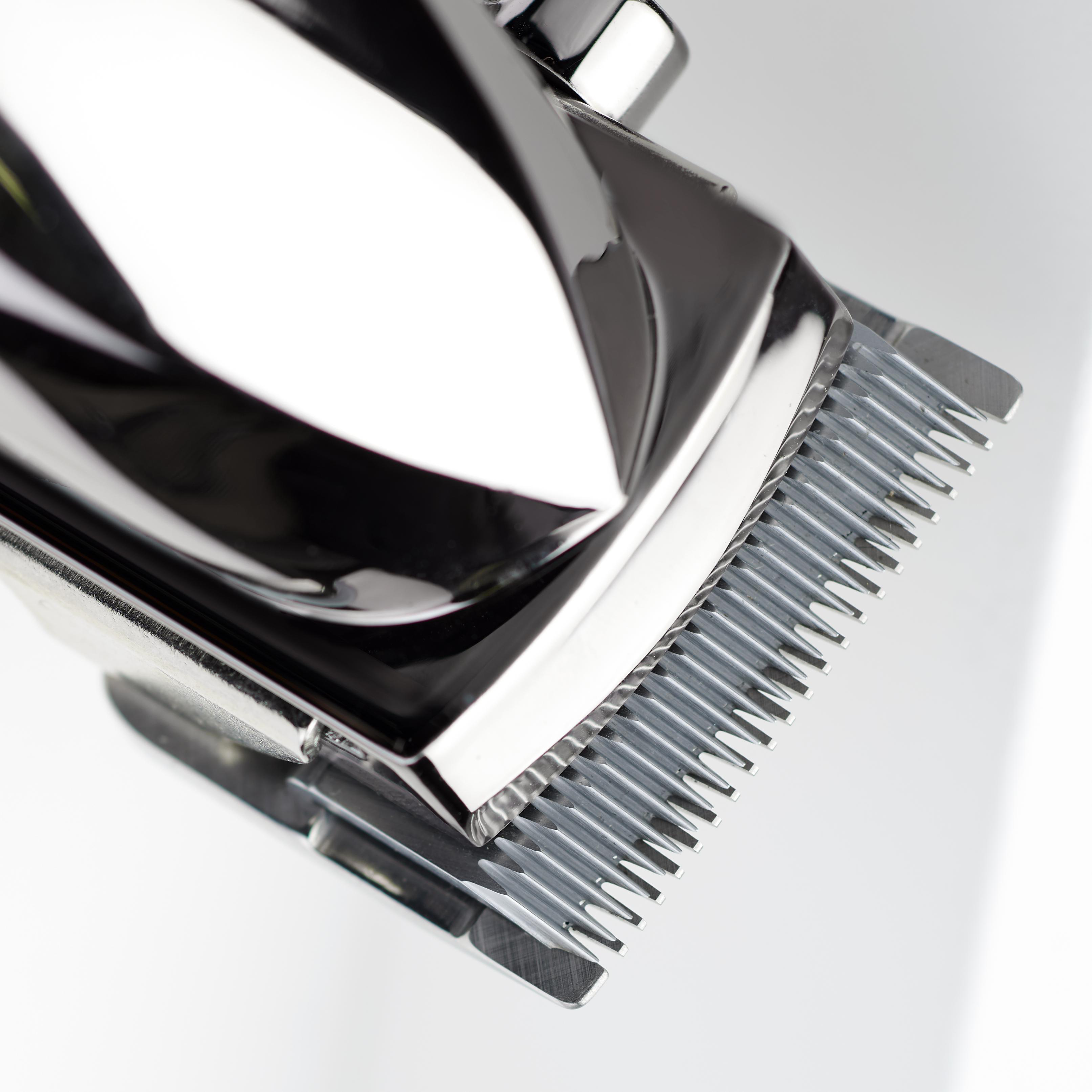 Nahaufnahme einer Chrom-Haarschneidemaschinenklinge. Metall, reflektierende Oberfläche.
