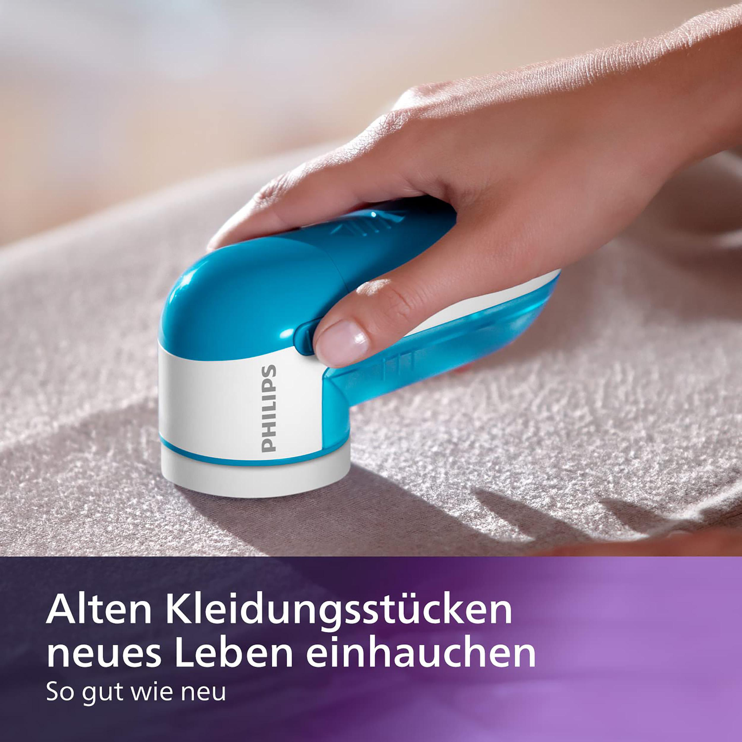Hand benutzt blauen Stoffrasierer. Text: 'Alten Kleidungsstücken neues Leben einhauchen'.