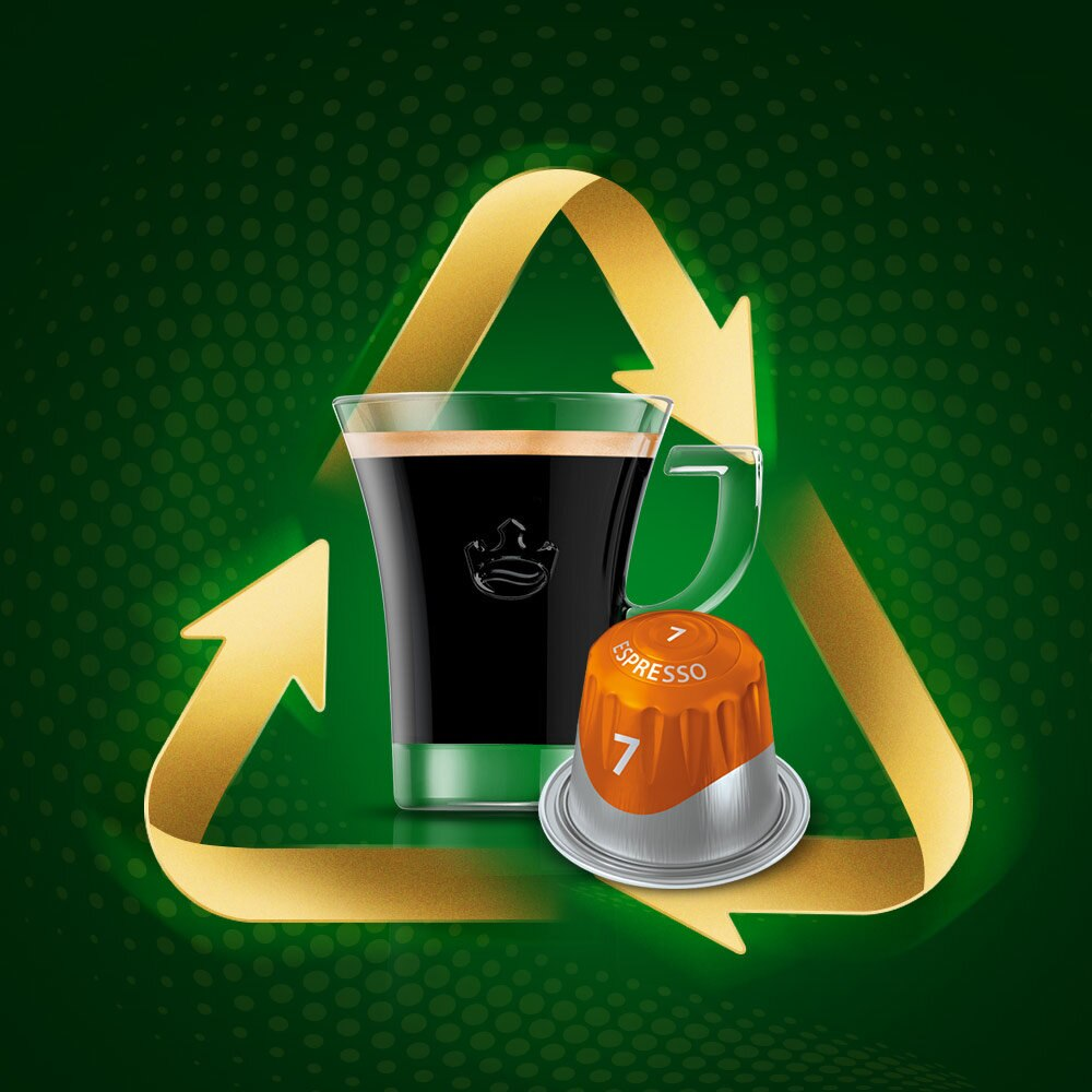 Kawa w kubku, kapsułka do kawy i symbol recyklingu, wszystko na zielonym tle.