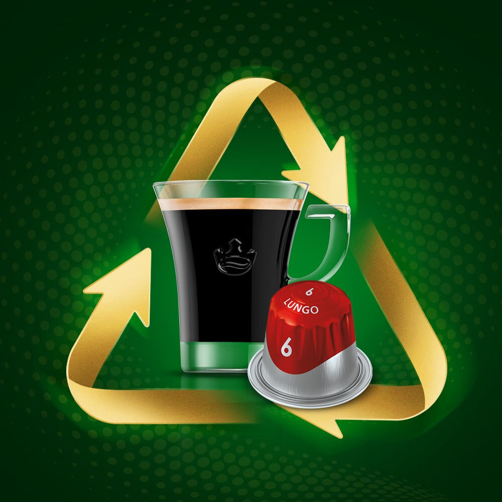 Filiżanka kawy, czerwona i srebrna kapsułka do kawy oraz symbol recyklingu. Zielony i żółty.