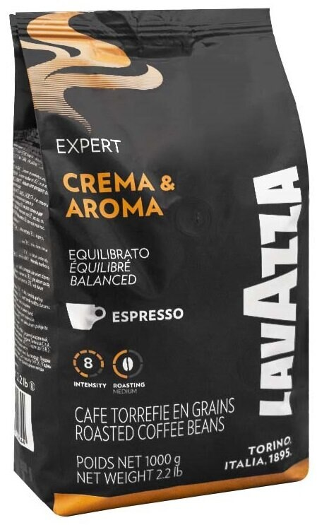 Czarna torebka z kawą z marką Lavazza i tekstem, białe tło.