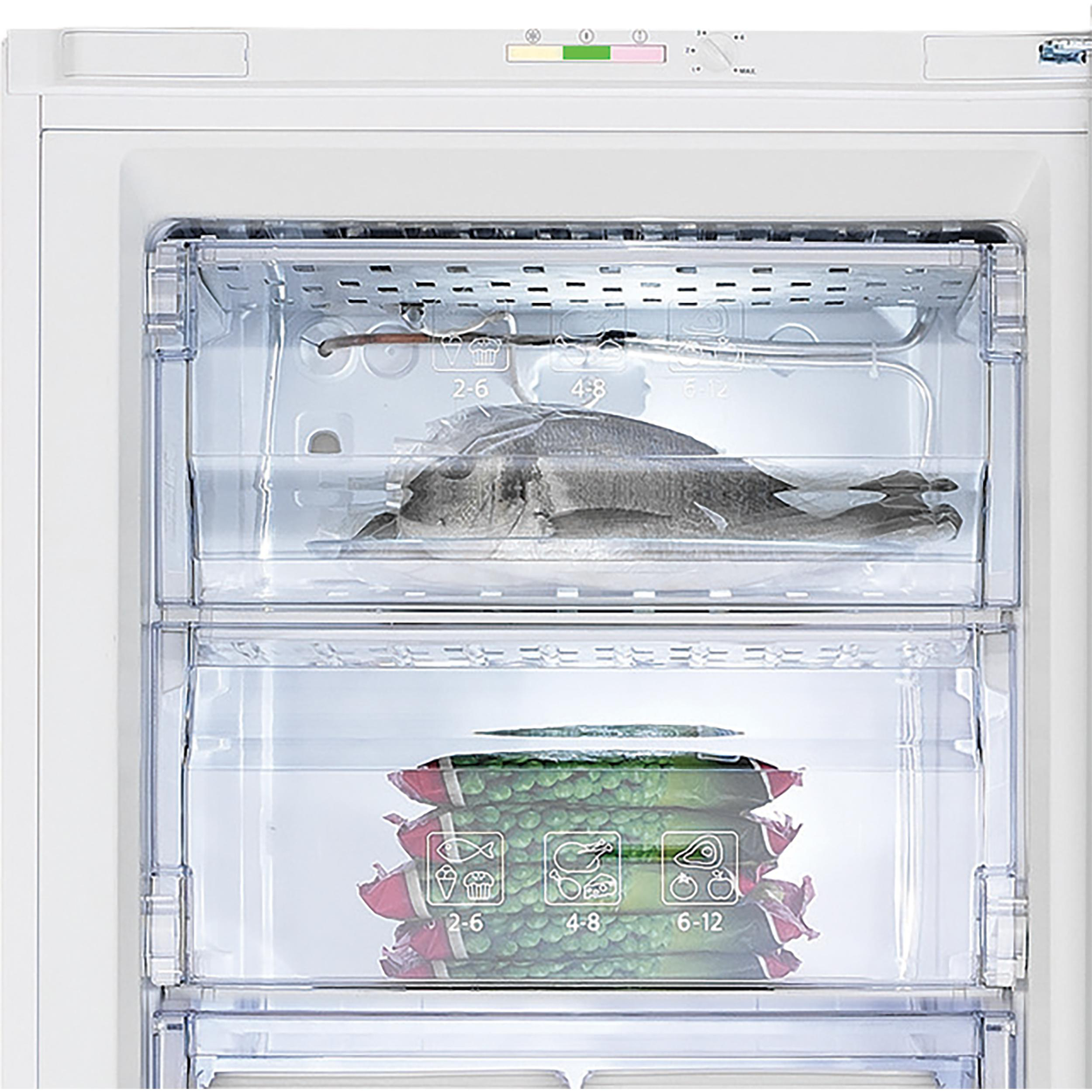 Ein Gefrierschrank mit transparenten Schubladen mit Lebensmitteln: Fisch und Erbsentüten. Oben Bedienfeld.