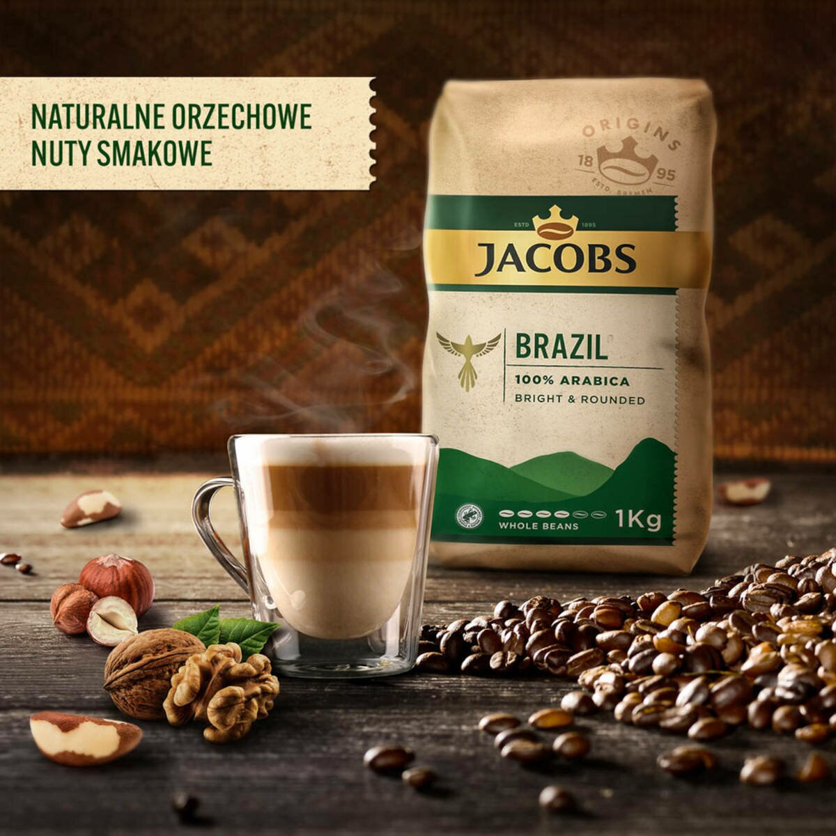 Prezentacja kawy z ziarnami, filiżanka latte i torba kawy Jacobs Brazil.