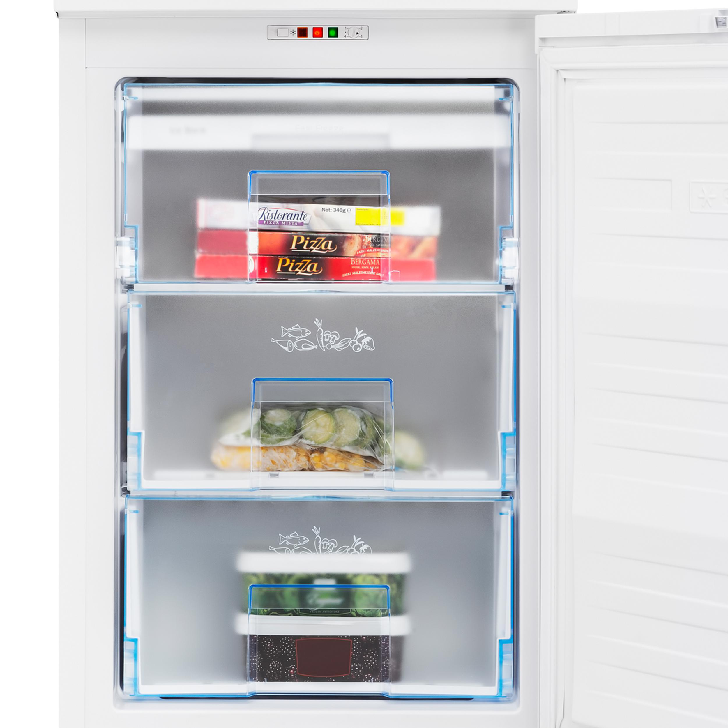 Gefrierschrank mit Regalen, die gefrorene Pizzen und andere Lebensmittel enthalten.
