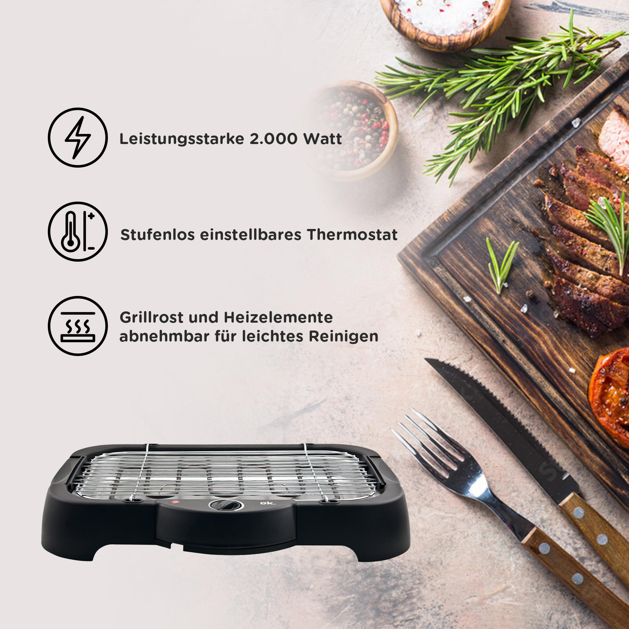 Ein Elektrogrill mit Essen auf einem Holzbrett, umgeben von Zutaten und Kochutensilien.