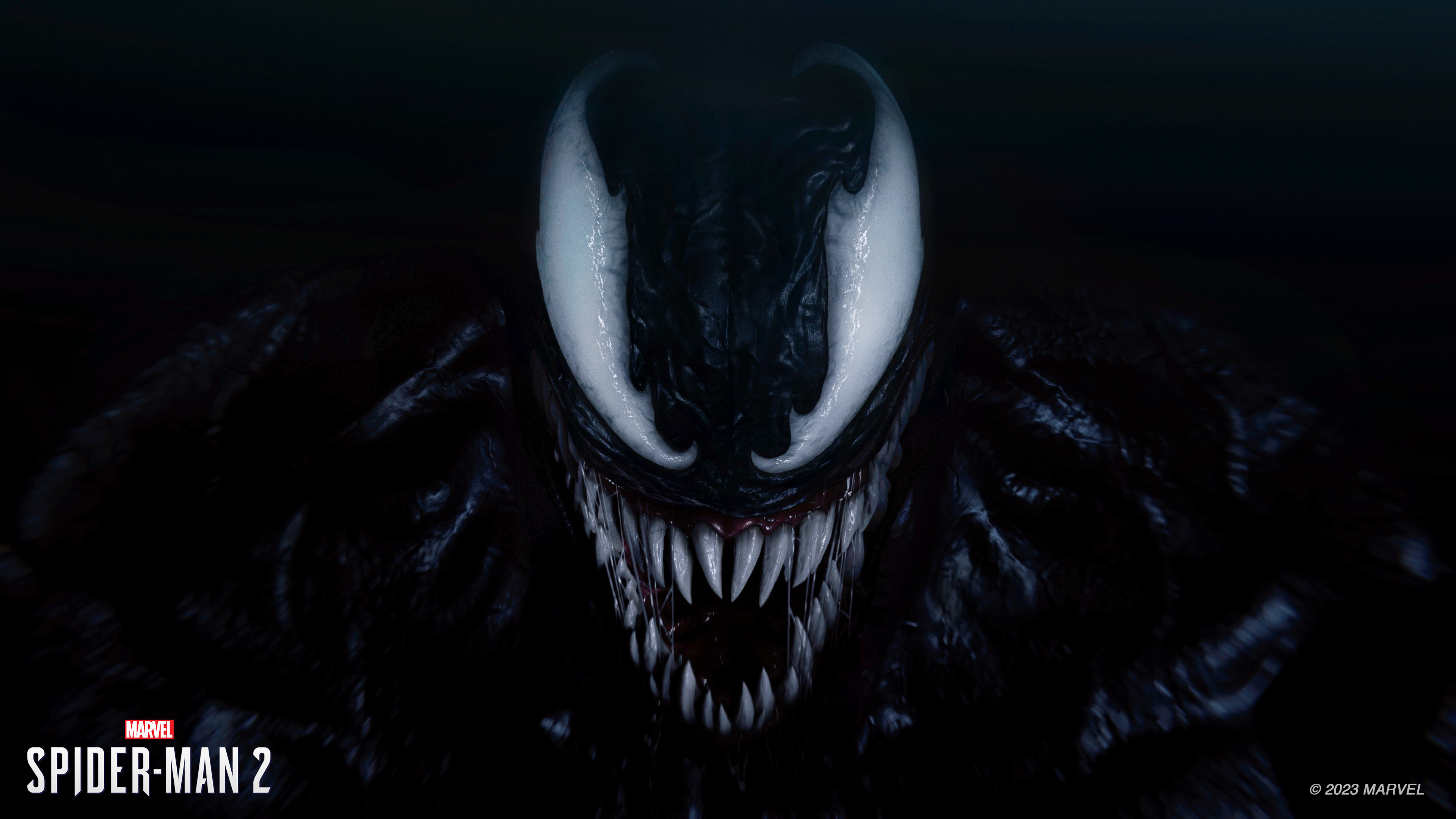 Venom de Spider-Man 2, primer plano de la cara con dientes afilados y ojos blancos.