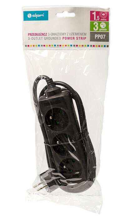 Czarna listwa zasilająca w plastikowej torbie. Ma trzy gniazda.