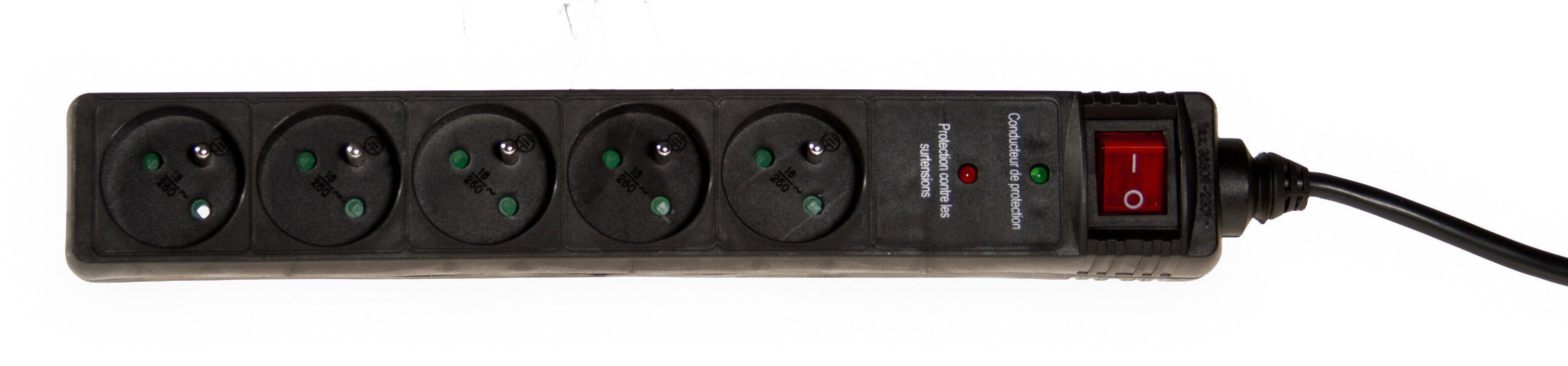 Czarna listwa zasilająca z sześcioma gniazdami, czerwonym przełącznikiem i czarnym kablem na białym tle.
