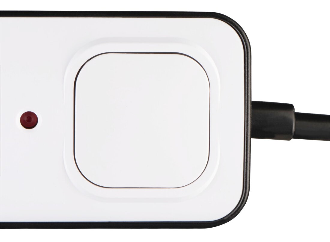 Zbliżenie białej listwy zasilającej z czerwoną lampką i czarnym kablem.