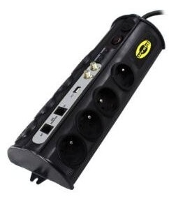 Czarna listwa zasilająca z wieloma gniazdami i portami. Ujęcie pod kątem.